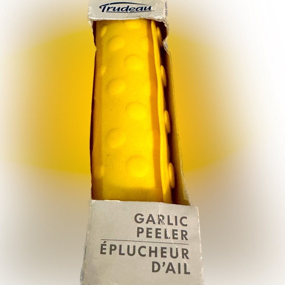 TRUDEAU SILICONE GARLIC PEELER KITCHEN TOOL HEALTHY FLAVOR COOK BAKE SEASON NEW